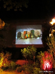 008 KInder dieser Welt Projektion im Ateliergarten